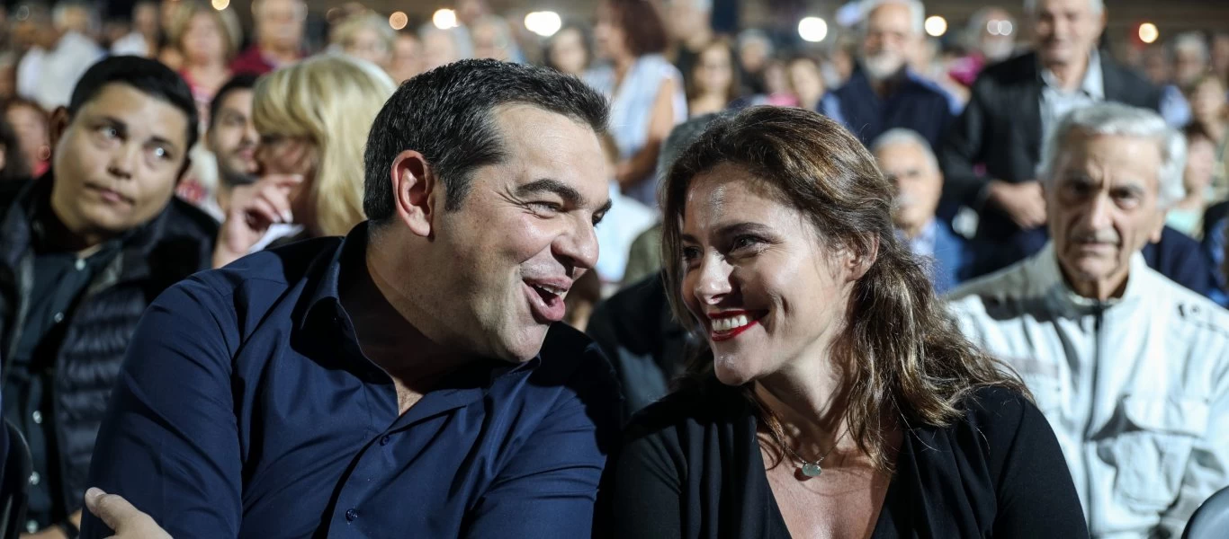 Α.Τσίπρας μετά συζύγου στο θέατρο για τις «Άγριες Μέλισσες» (φωτο)